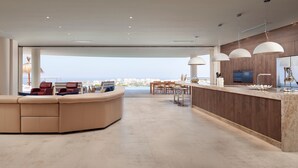 Eine moderne Küche mit Bar, großen Fenstern und Blick auf die Stadt.