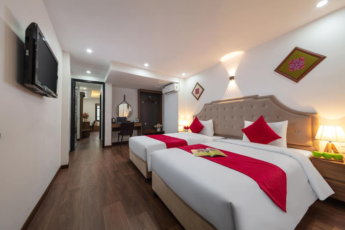 Family Room | Minibar, desk, free WiFi, bed sheets