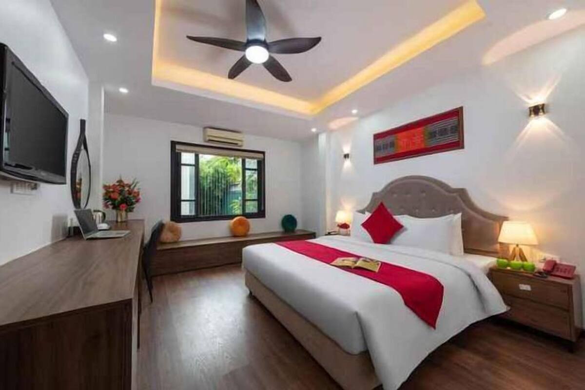 Minibar, desk, free WiFi, bed sheets