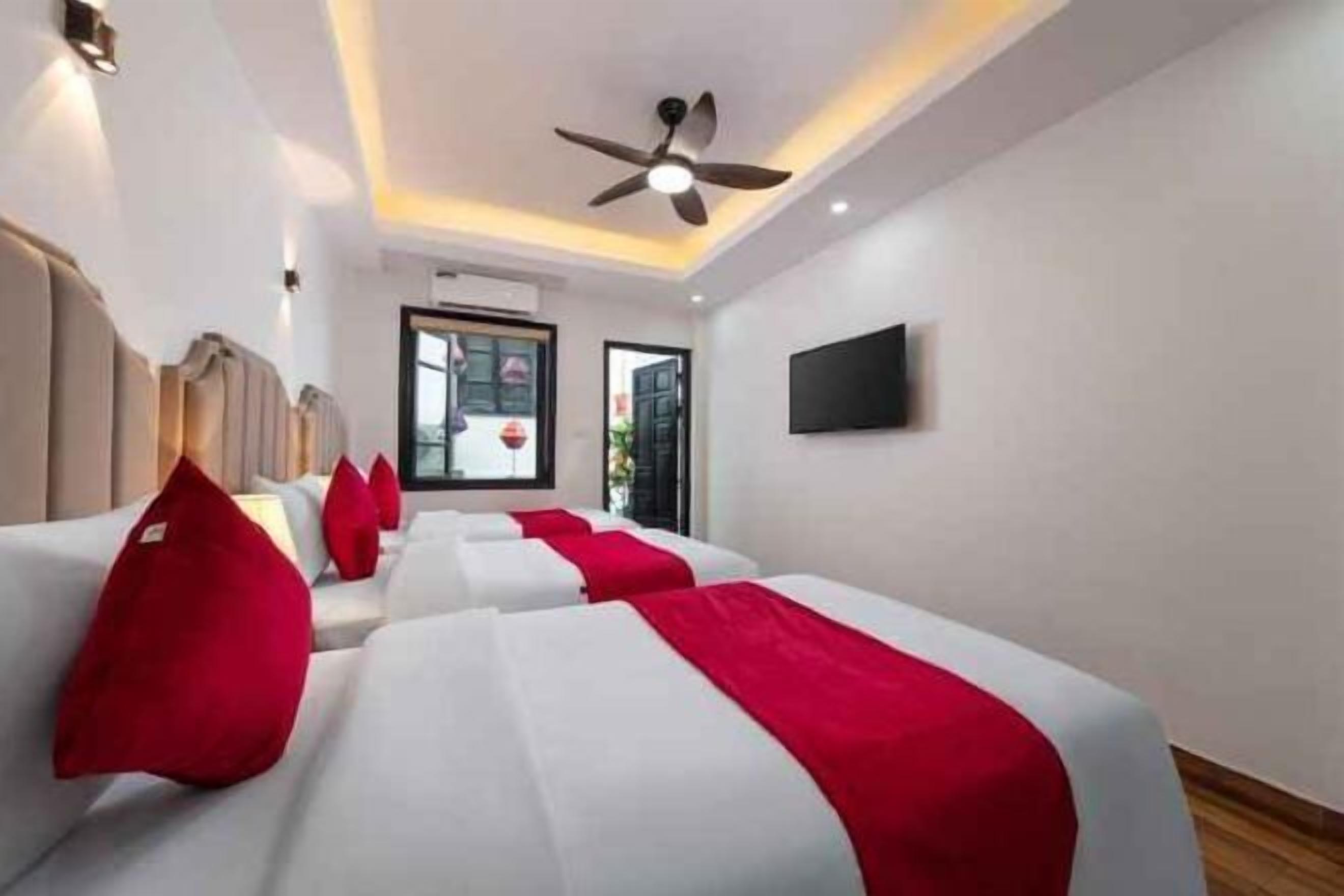 Minibar, desk, free WiFi, bed sheets