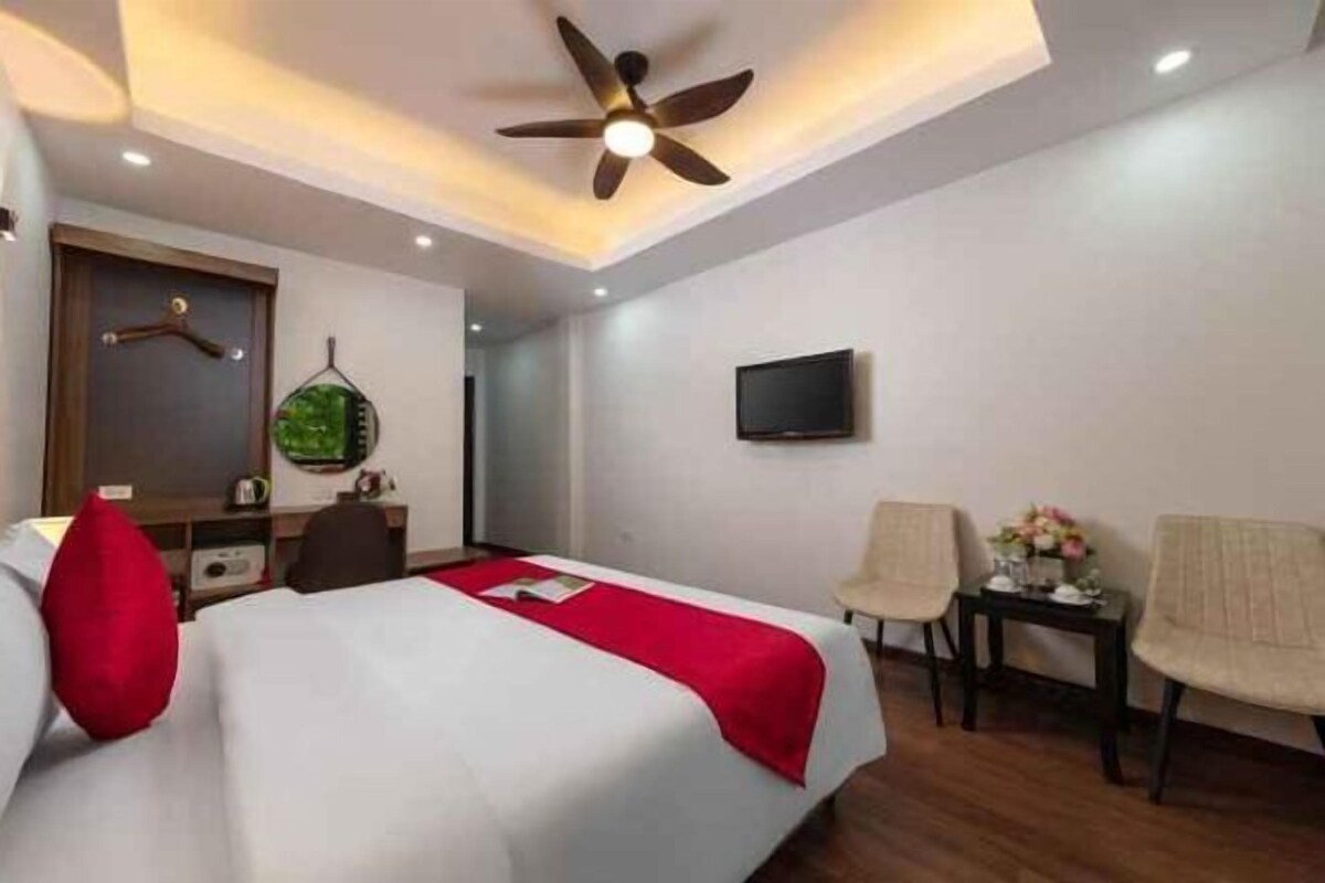 Minibar, desk, WiFi (free), bed sheets