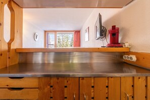 Interior - Studio Apartment "Lauzieres 10 Arc" with Balcony & Wi-Fi (Bourg-Saint-Maurice)