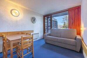 TV - Studio Apartment "Lauzieres 10 Arc" with Balcony & Wi-Fi (Bourg-Saint-Maurice)