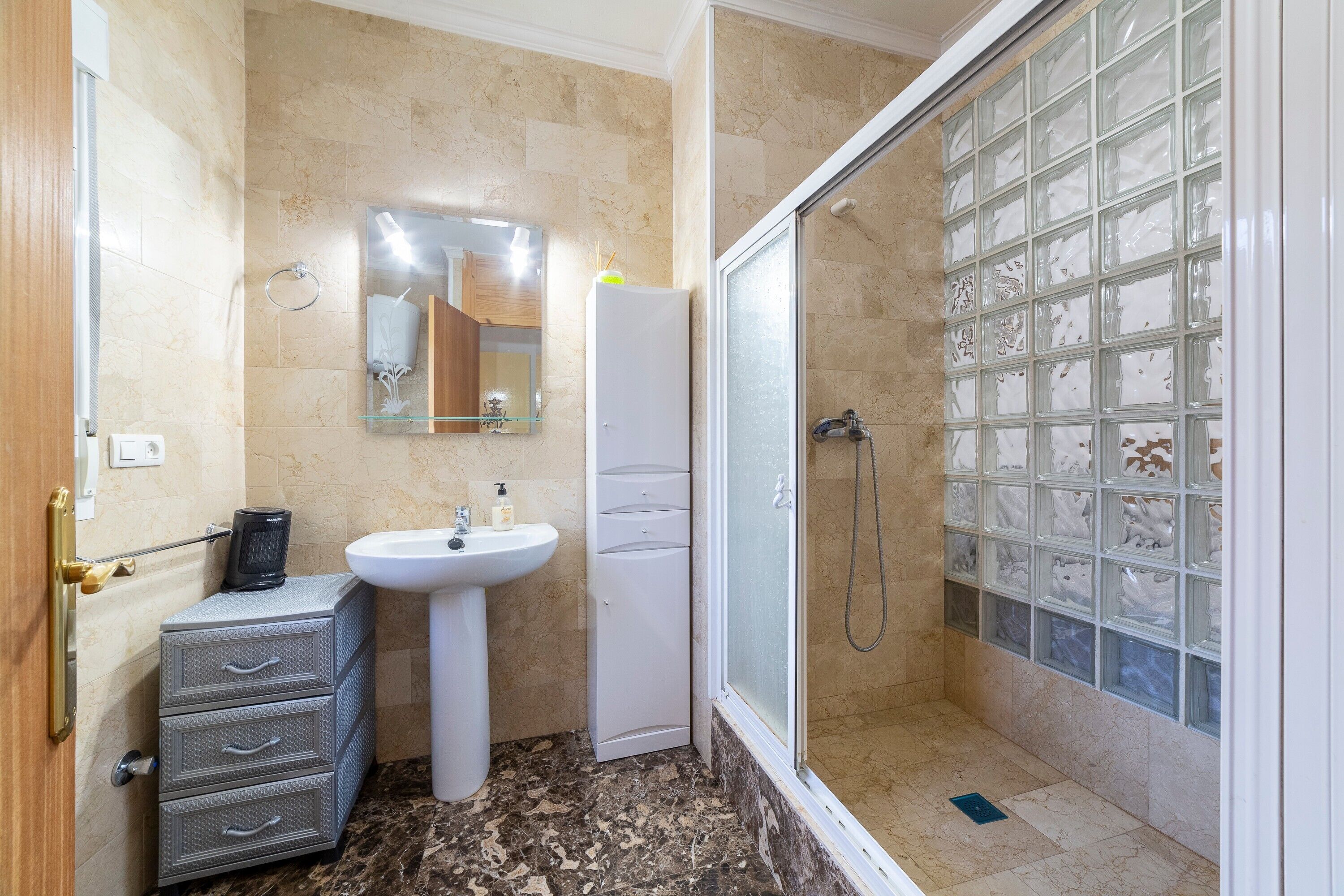 Een douche, handdoeken