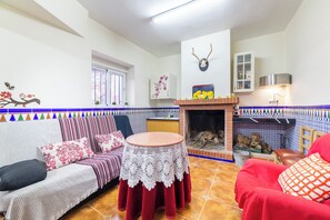 TV, fireplace - Holiday Home 'Casa Rural Mccoy 2' with Mountain View, Wi-Fi and Air Conditioning (Macael)