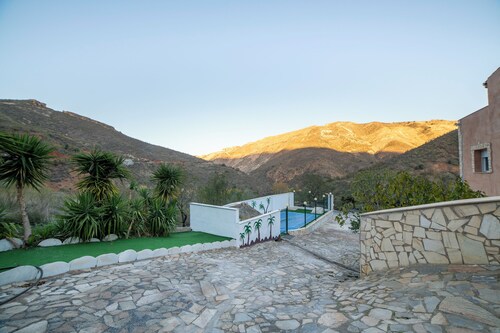 Rural Holiday Home 'McCoy' with Mountain View and Air Conditioning