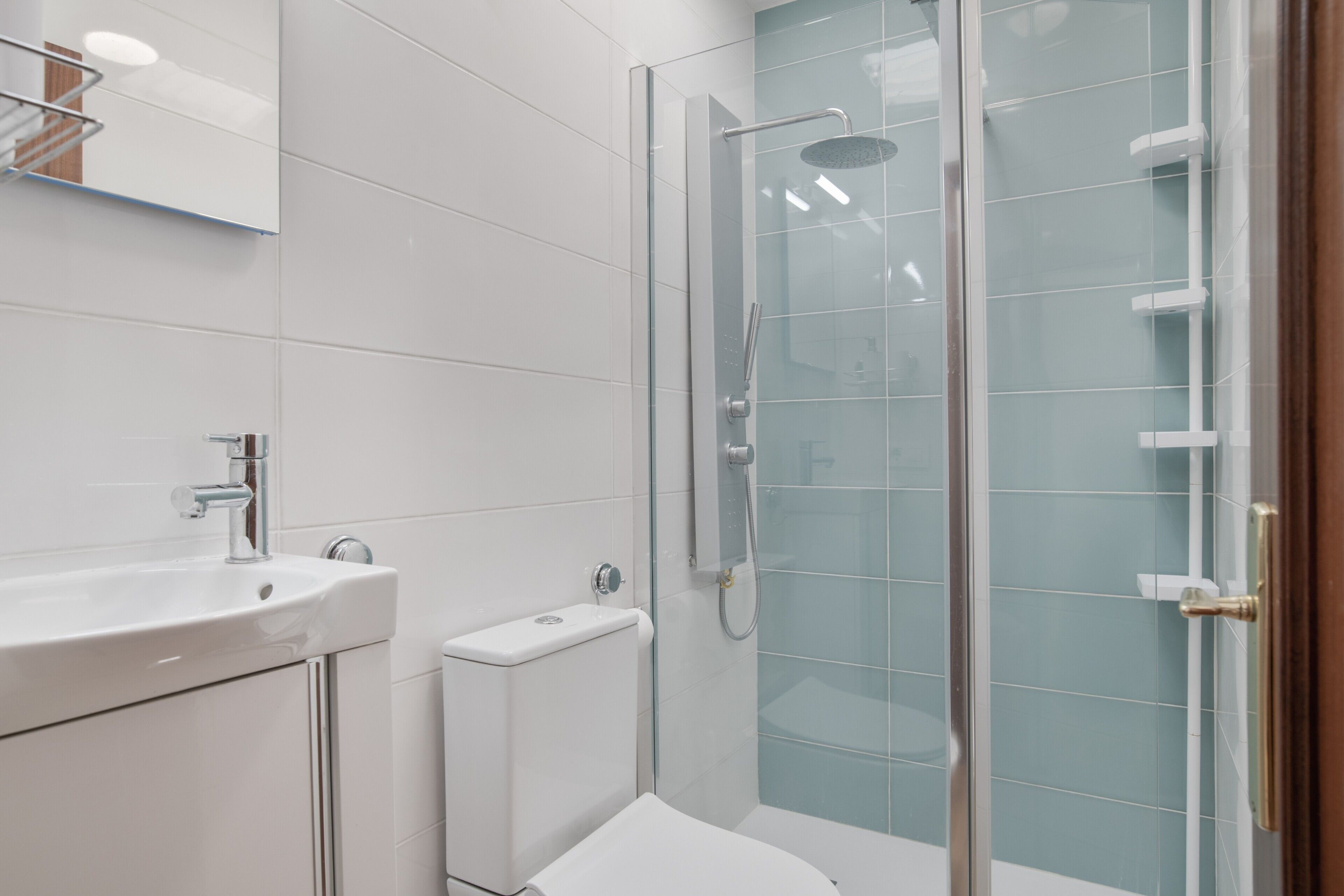 Bathtub, hair dryer, towels