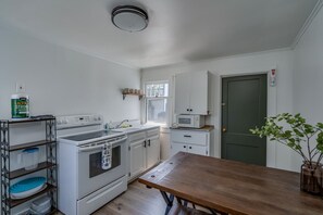 Microwave, stovetop, coffee/tea maker, cookware/dishes/utensils - K's Motel - Fishermans Retreat - Cottage (Clayton)