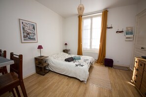 Tabla de planchar con plancha, wifi gratis y ropa de cama 