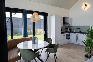 Refrigerador, microondas, placa de cocina, lavavajillas