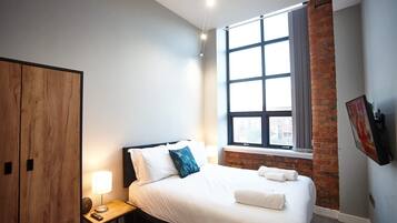 2 bedrooms, desk, iron/ironing board, WiFi