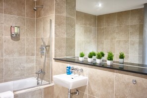 Shower, hair dryer, towels - The Onyx Suite Summar (Manchester)