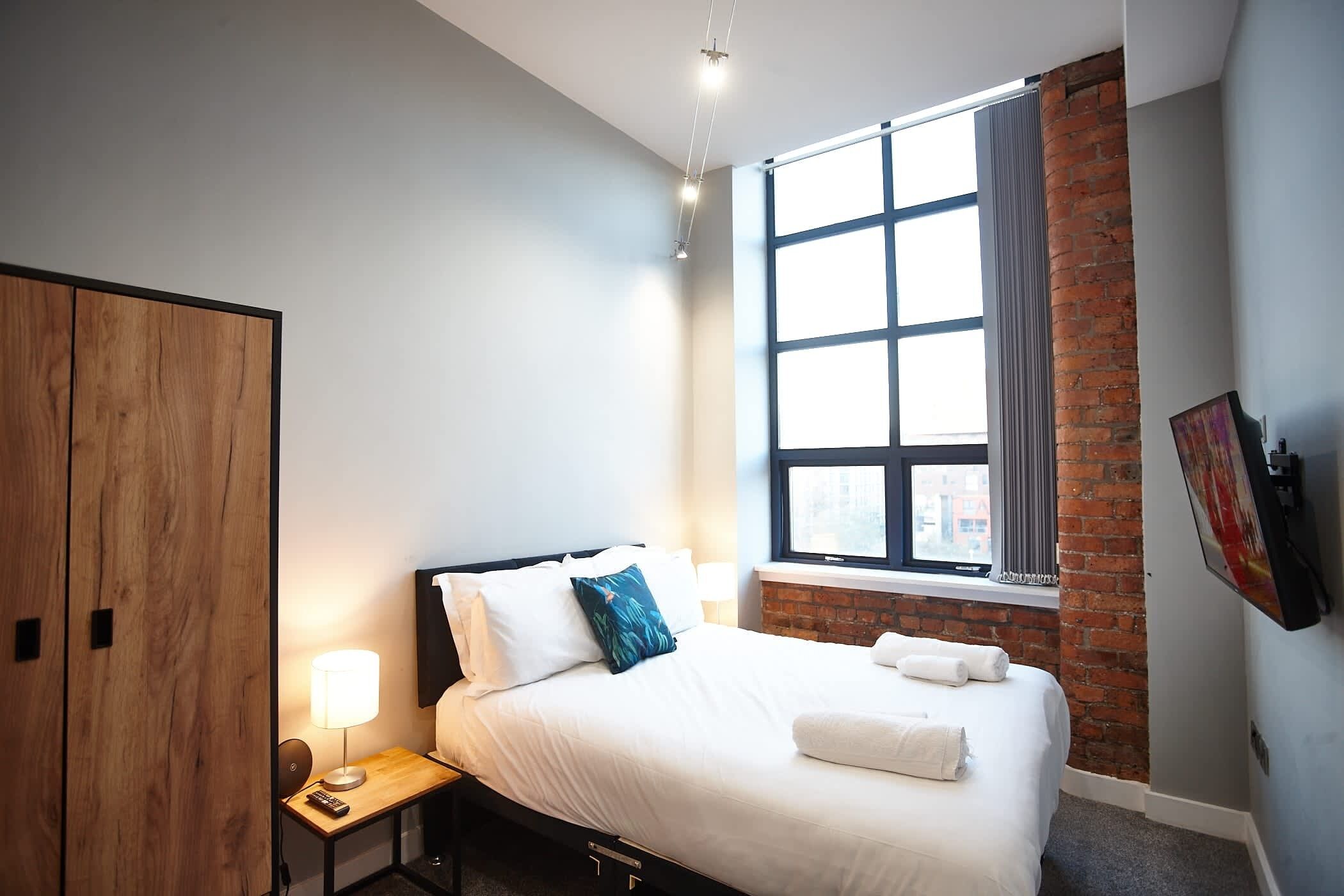 2 bedrooms, desk, iron/ironing board, WiFi