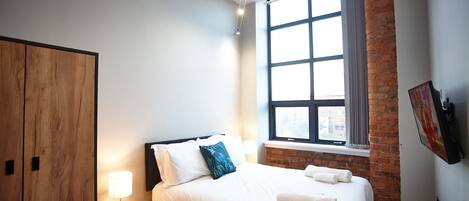 2 bedrooms, desk, iron/ironing board, WiFi