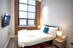 2 bedrooms, desk, iron/ironing board, WiFi