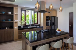 Refrigerador, microondas, horno, placa de cocina