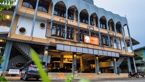 A hostel with a signboard advertising leisure and accommodation services. - Leisure Hostel (Krabi)