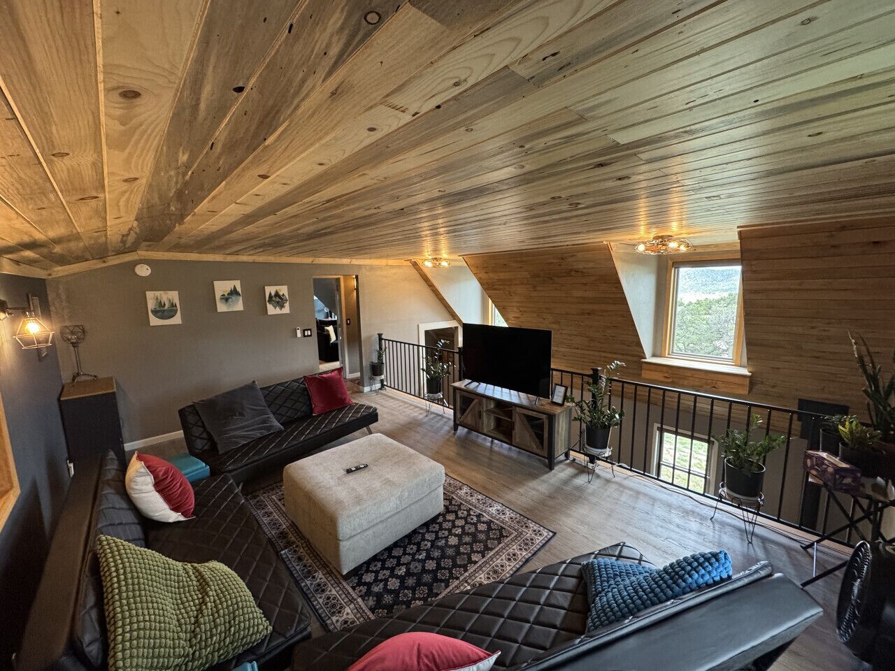 智能电视、壁炉、书、办公室