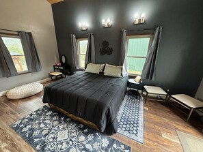 3 bedrooms, desk, iron/ironing board, travel crib - Hole In The Wall Ranch (Cañon City)