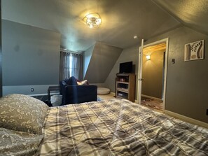 3 bedrooms, desk, iron/ironing board, travel cot