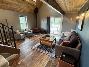 スマートテレビ、暖炉、書庫、書斎 / ワークスペース