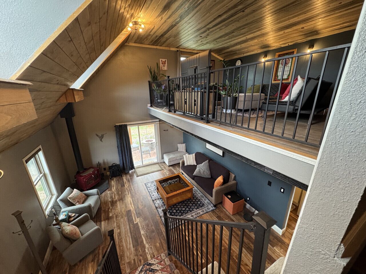 Smart TV, fireplace, books, offices