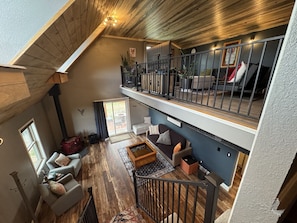 智能电视、壁炉、书、办公室