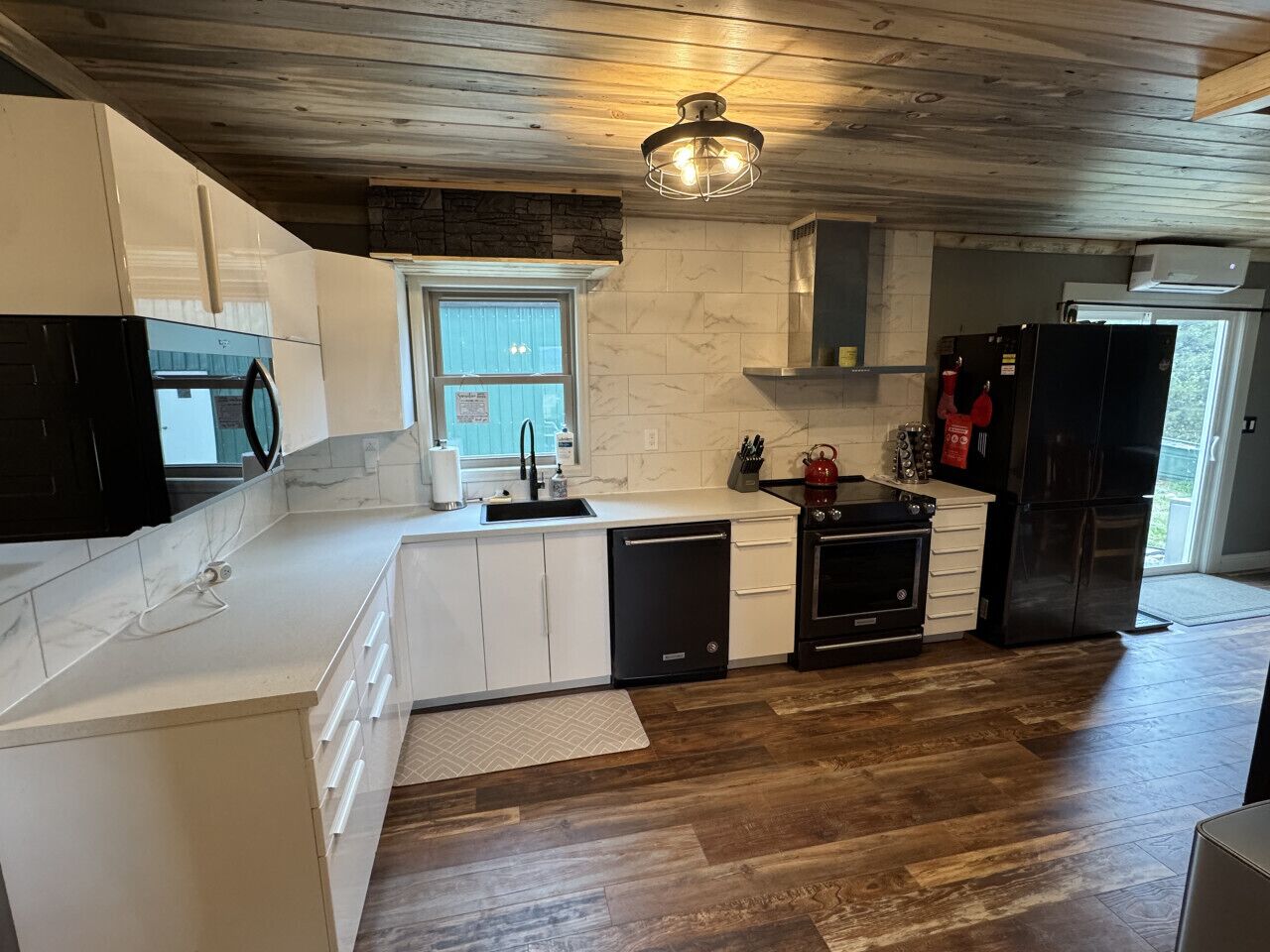 Kylskåp, mikrovågsugn, ugn och spishäll