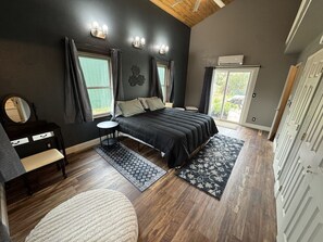 3 bedrooms, desk, iron/ironing board, travel cot