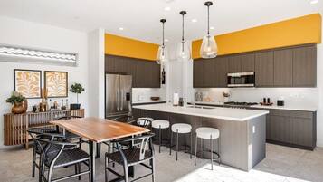 Køleskab, mikrobølgeovn, ovn, kogeplade