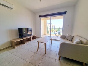 Apartamento básico | Área de estar | TV de tela plana