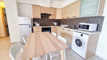 Basic Apartment | Private kitchen | Fridge, microwave, oven, stovetop