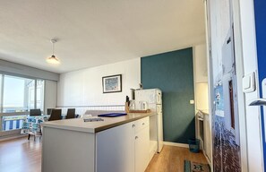 Unclassified image, 3 of 11, button - Studio facing marina with parking (Courseulles-sur-Mer)
