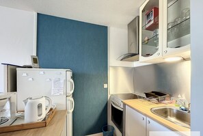 Kylskåp och mikrovågsugn