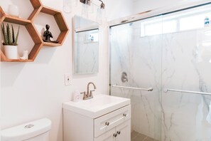 Dusche, Haartrockner, Handtücher, Seife