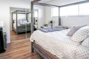 2 Schlafzimmer, Schreibtisch, Bügeleisen/Bügelbrett, Reisekinderbett