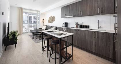 Amazing 2BR Suite - Heart of Toronto - Free Parking