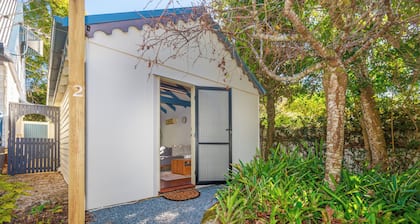 This Cosy one Bedroom Studio is Located 2 Minutes From the Heart of Galley Walk!