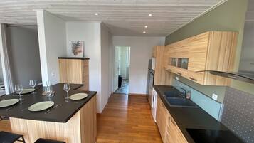 Réfrigérateur, four, plaque de cuisson