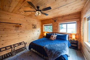 12 Schlafzimmer, Schreibtisch, Bügeleisen/Bügelbrett, Reisekinderbett