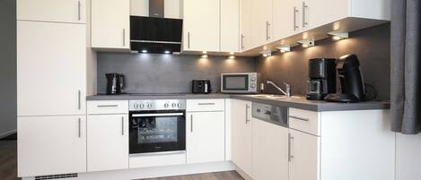 Køleskab, mikrobølgeovn, ovn, kogeplade