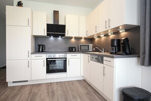 Køleskab, mikrobølgeovn, ovn, kogeplade