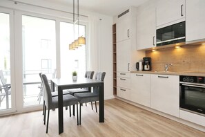 Køleskab, mikrobølgeovn, ovn, kogeplade