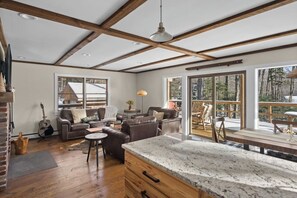TV, fireplace - Mount Snow Ski Shanty (Dover)