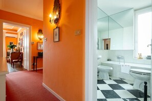 Combined shower/bathtub, hair dryer, bidet, towels