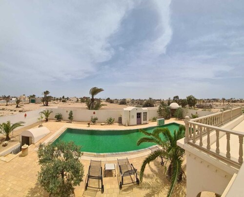 Évasion Paradisiaque à Djerba - Maison de Vacances Avec Piscine