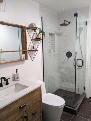 Shower, hair dryer, towels, soap - Modern Spanish Home w/ pool and mountain views - 15 minutes from Malibu! (Agoura Hills)