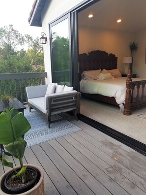4 bedrooms, iron/ironing board, WiFi, bed sheets - Modern Spanish Home w/ pool and mountain views - 15 minutes from Malibu! (Agoura Hills)