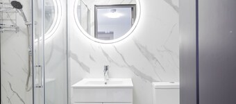 Modern 3-Bed, 3-Bath House | Sleeps 10 | Free off Road Parking For Cars or Vans<br>Newly refurbished home just off the M27. 10 mins to City Centre, Hospital & Airport. Ideal for families, contractors & groups.