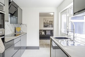 Kjøleskap, mikrobølgeovn, ovn og kokeplater